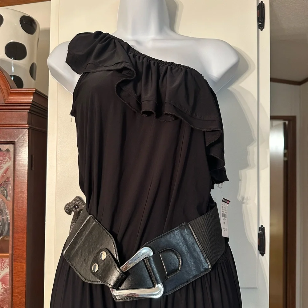 Elegant Black One-Shoulder Jumpsuit - Picture 3 of 5